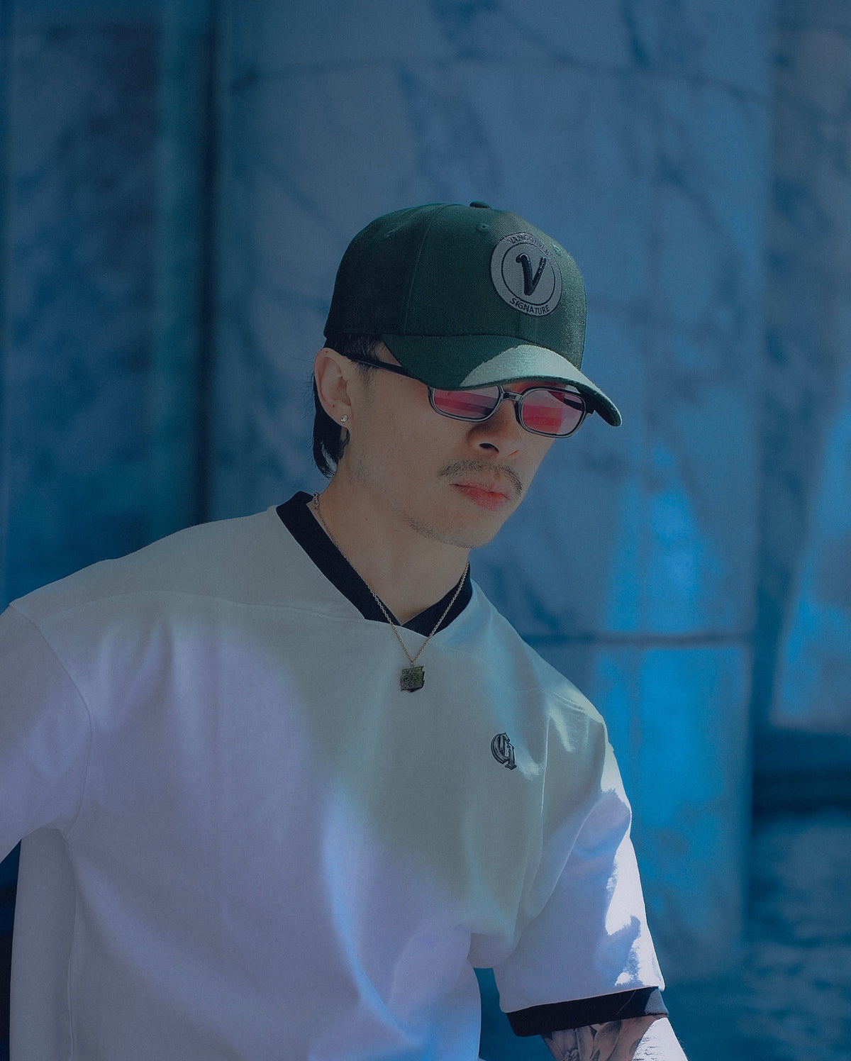 Man wearing the Vancouver Signature Listo structured hat in canopy and black