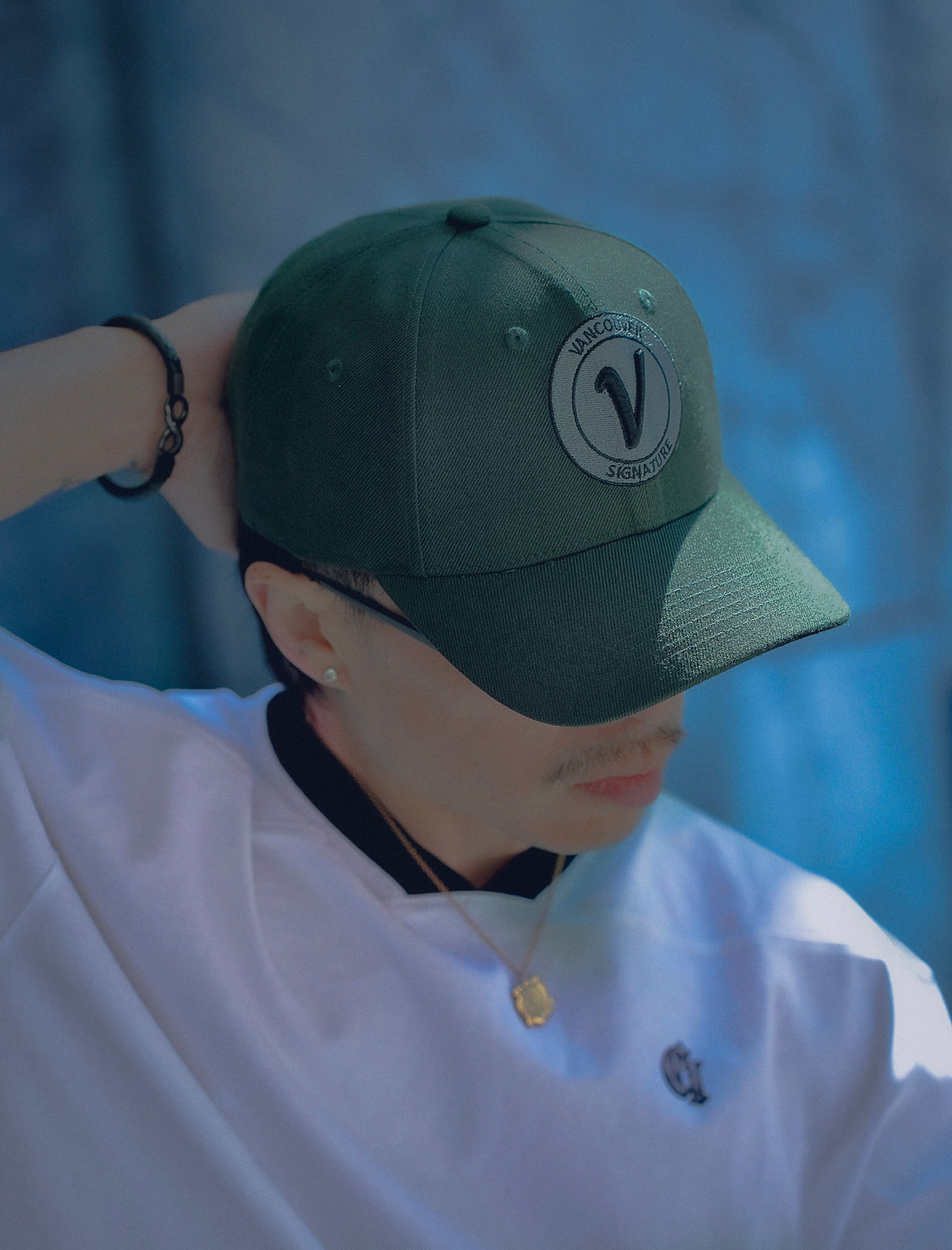 Close-up of a man wearing the Vancouver Signature Listo structured hat in canopy and black