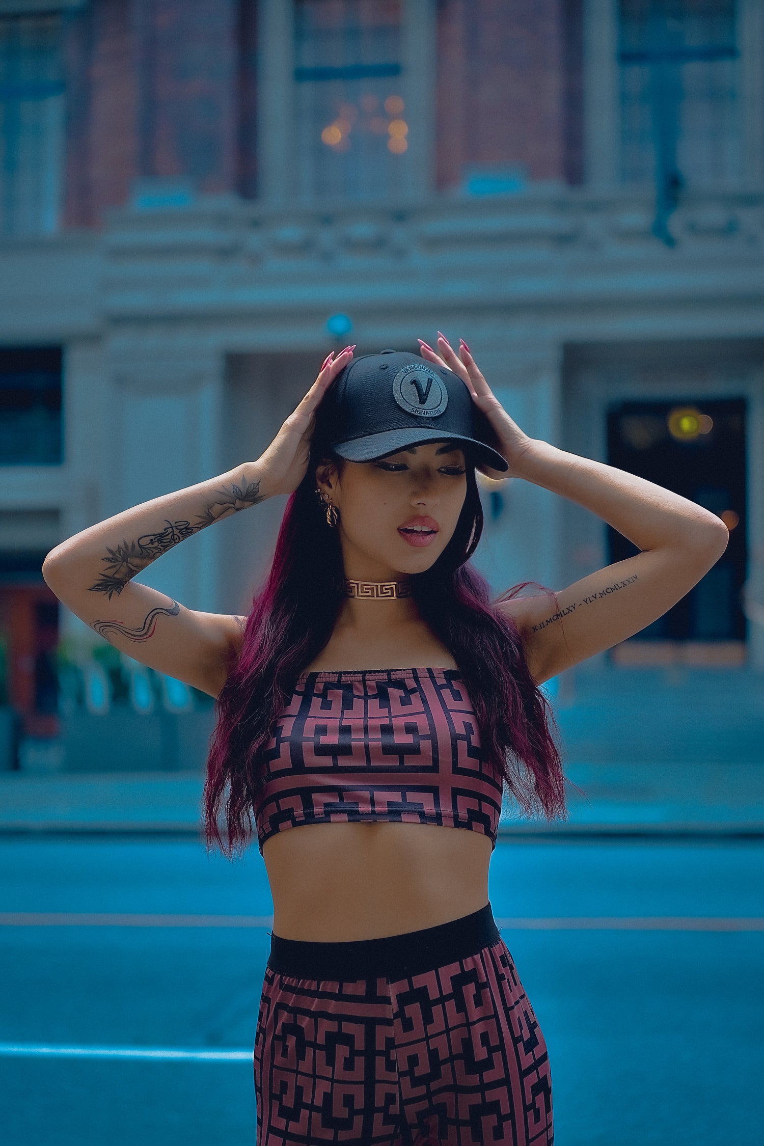 Woman posing outdoors and wearing the Vancouver Signature Listo structured hat in onyx and black