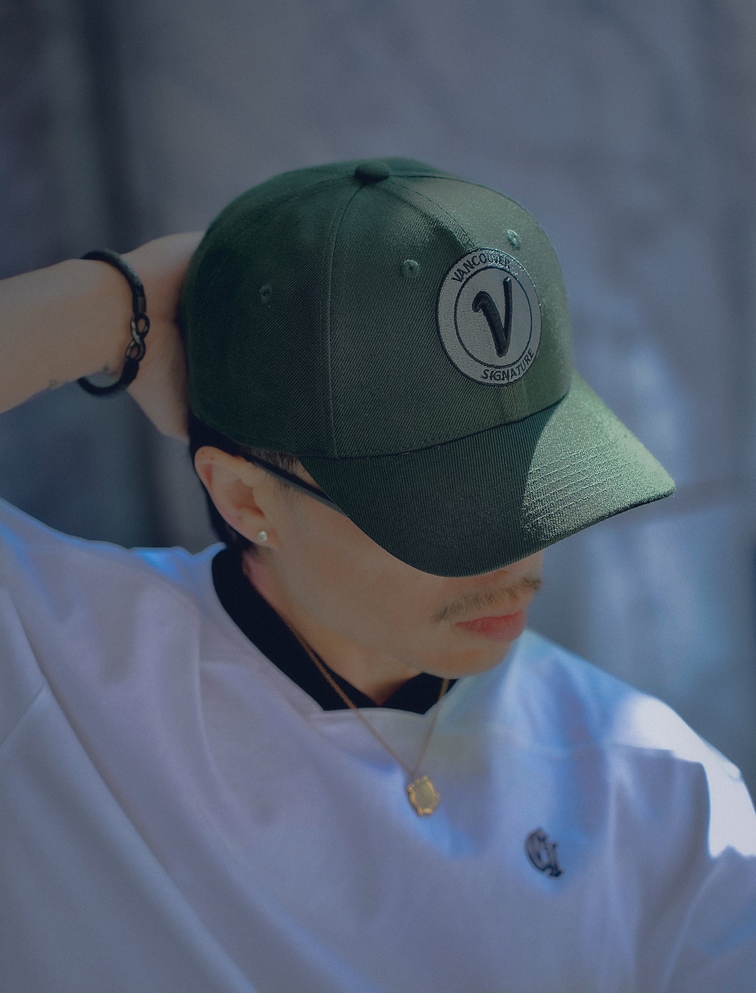 Close-up of a man wearing the Vancouver Signature Listo structured hat in canopy and black