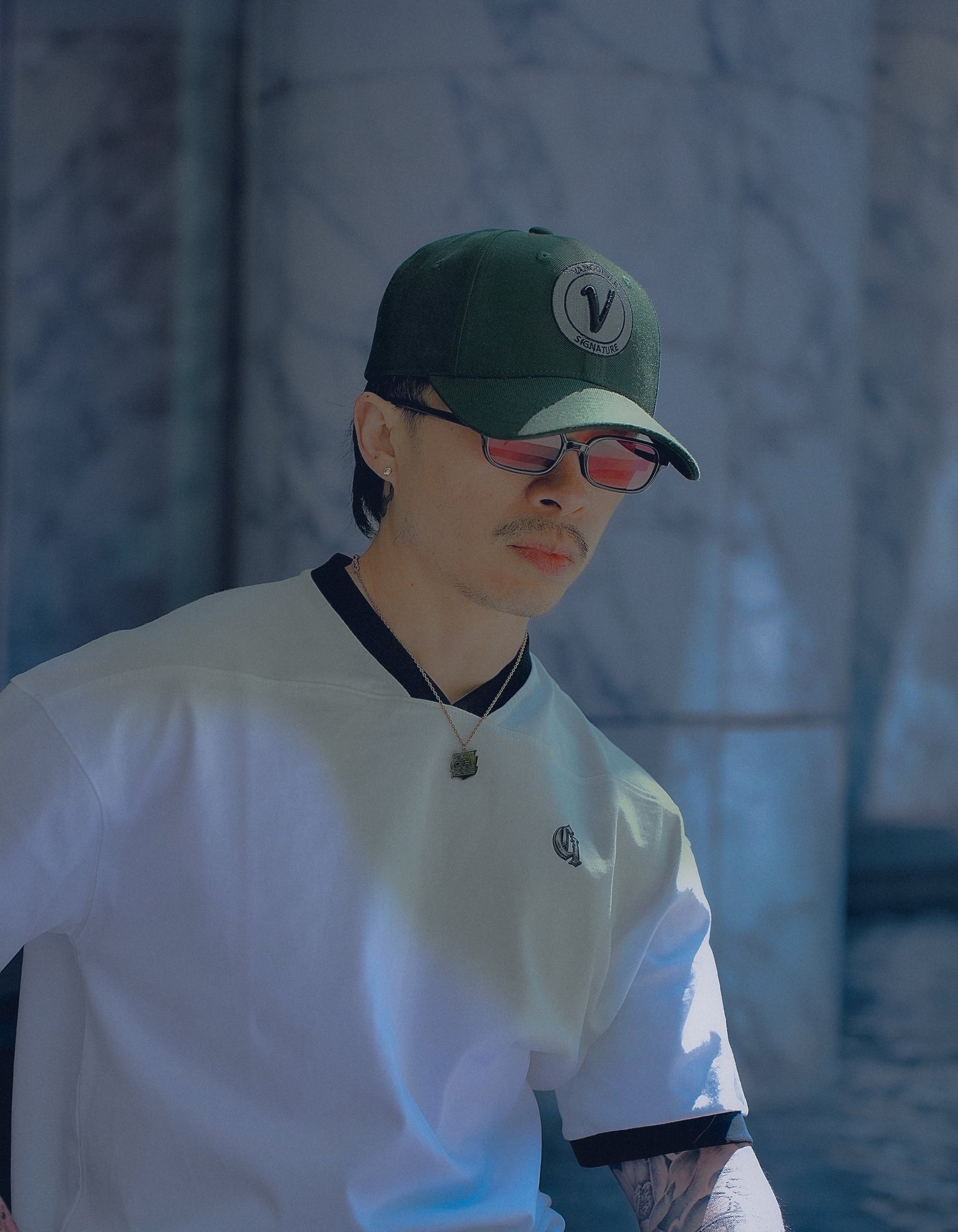 Man wearing the Vancouver Signature Listo structured hat in canopy and black